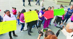 Protesta de padres de familia termina a golpes, en Toluca