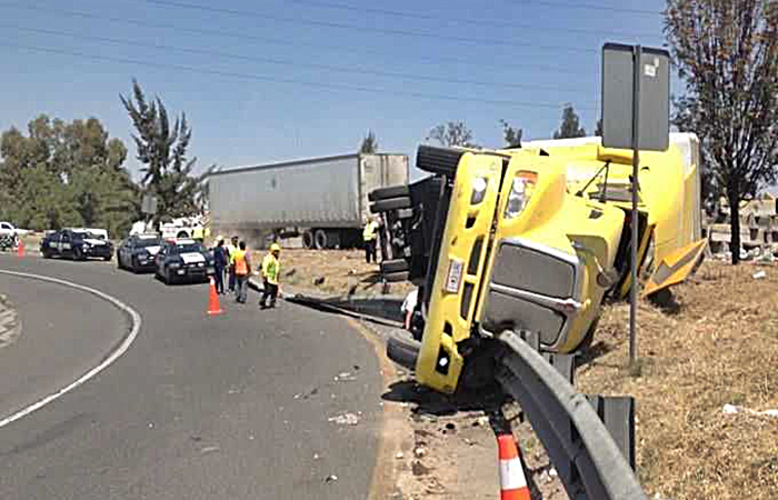 (FOTOS) VOLCADURA DE TRÁILER PROVOCA CAOS VIAL EN ECATEPEC