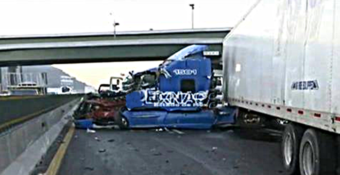 CAOS: Tráiler pierde el control y se estrella contra camioneta en autopista