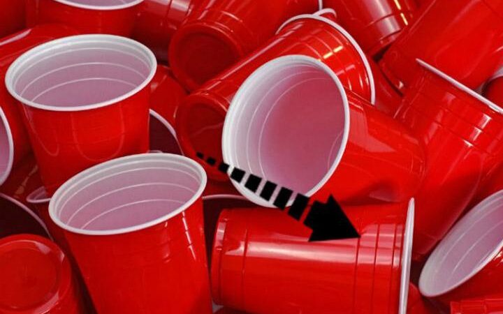 Éste es el verdadero uso de las rayas en los vasos rojos de plástico