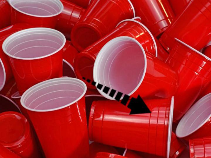 Éste es el verdadero uso de las rayas en los vasos rojos de plástico