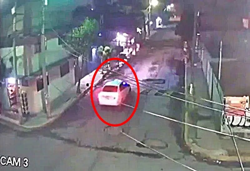 VIDEO: Graban asalto a una joven en Ecatepec; le cierran el paso con un auto