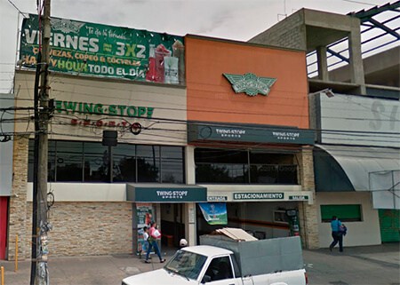 PÁNICO: Hombres armados asaltan a 40 clientes de Wingstop de Avenida Central