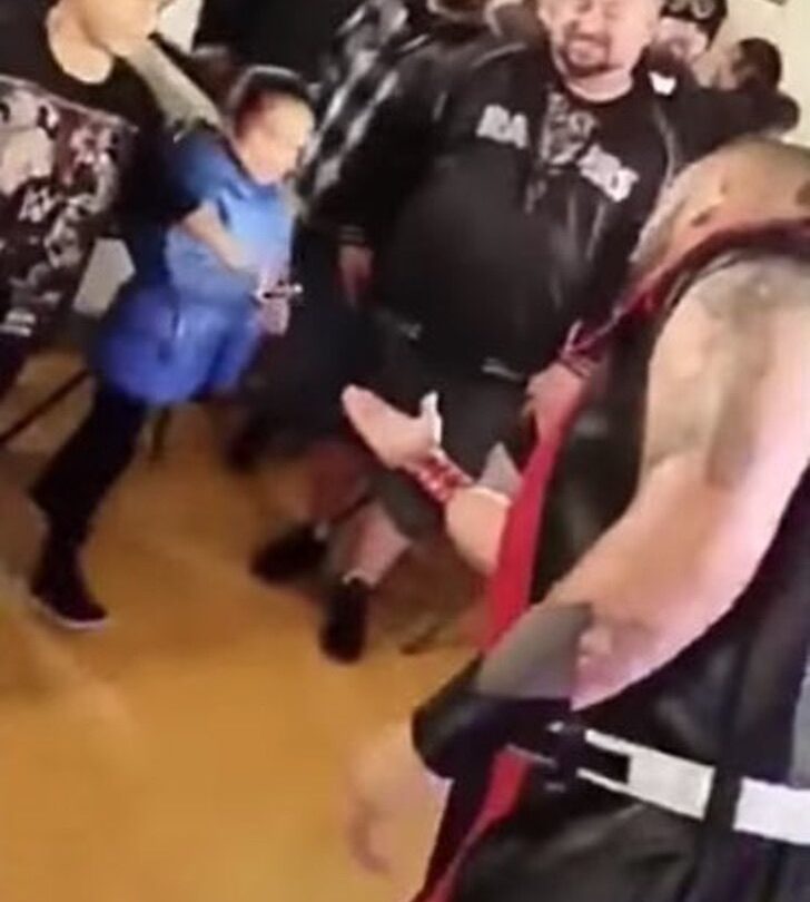 Luchador escupió a una niña y su padre reaccionó enseguida No era el único que sabía pelear |