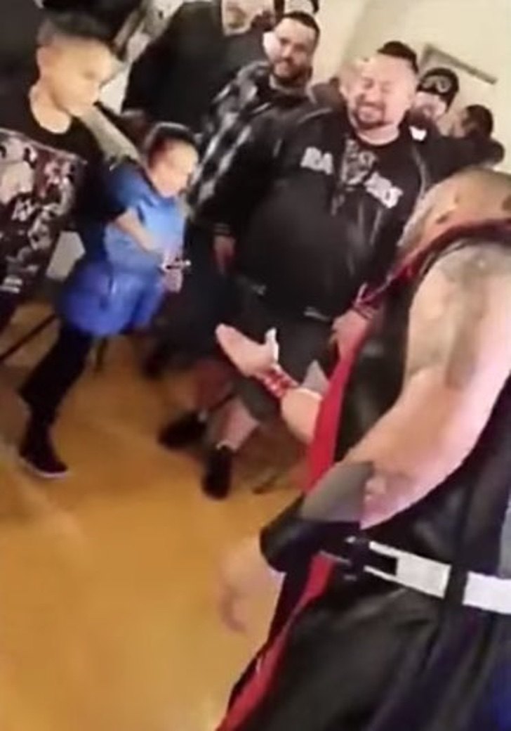 Luchador escupió a una niña y su padre reaccionó enseguida. No era el único que sabía pelear