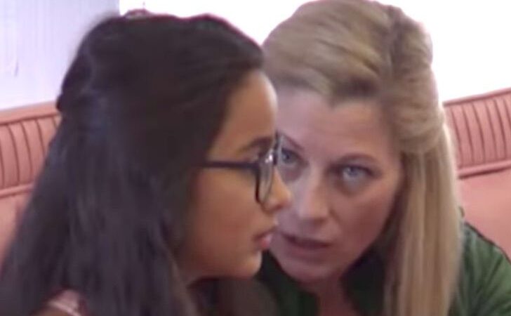 Ven cómo maltrata a su hija adoptiva por preferir al “hijo real”. La detienen cuando cruza la línea