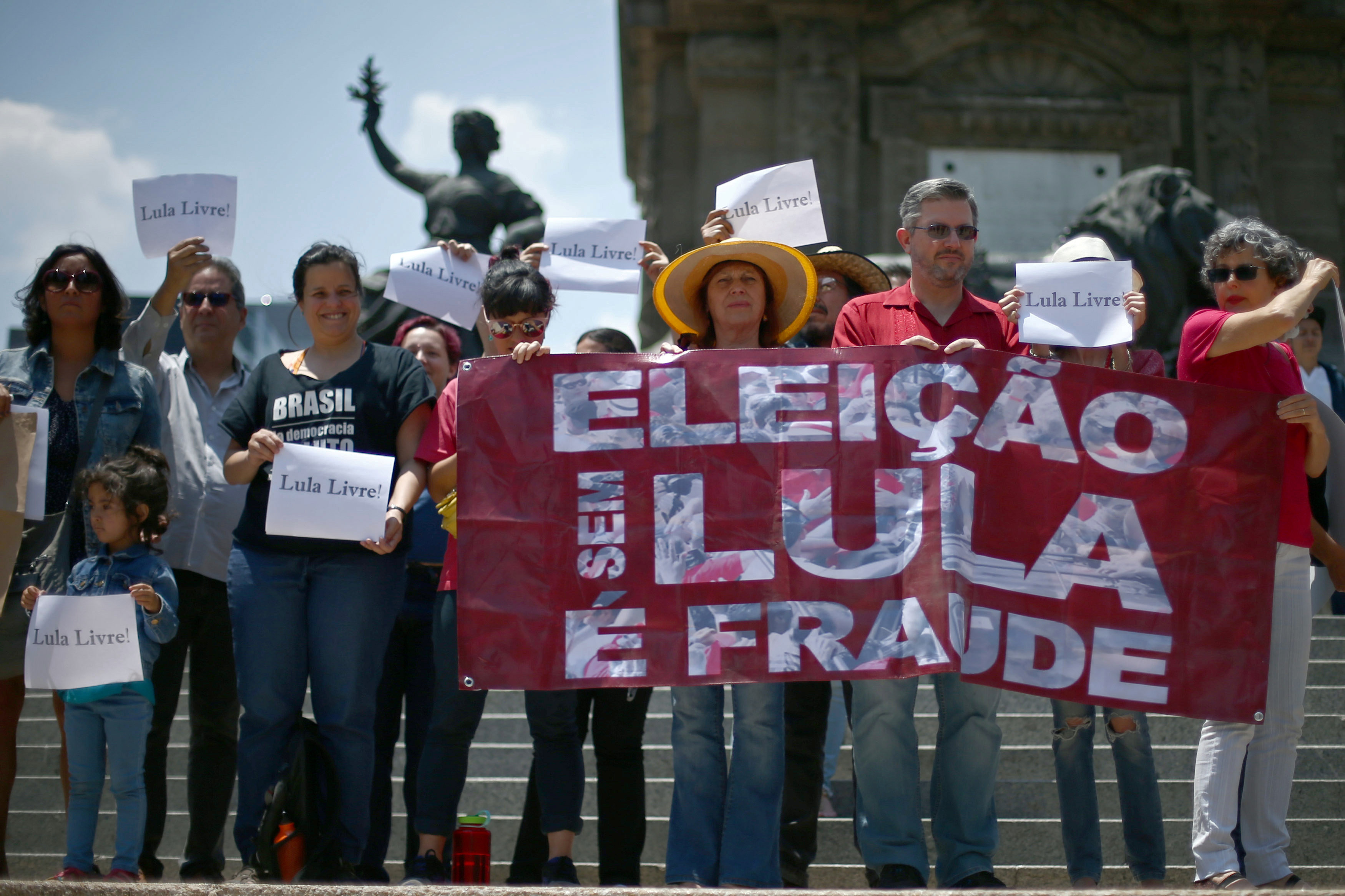 El PT confirmó la candidatura presidencial de Lula y transfirió su sede a Curitiba