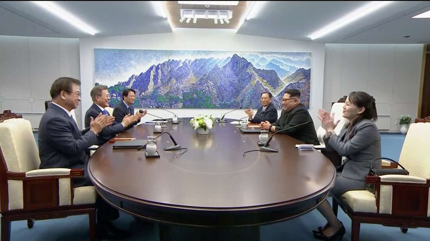 Los presidentes de las dos Coreas se dieron la mano en la Zona Desmilitarizada y comenzó una cumbre histórica |