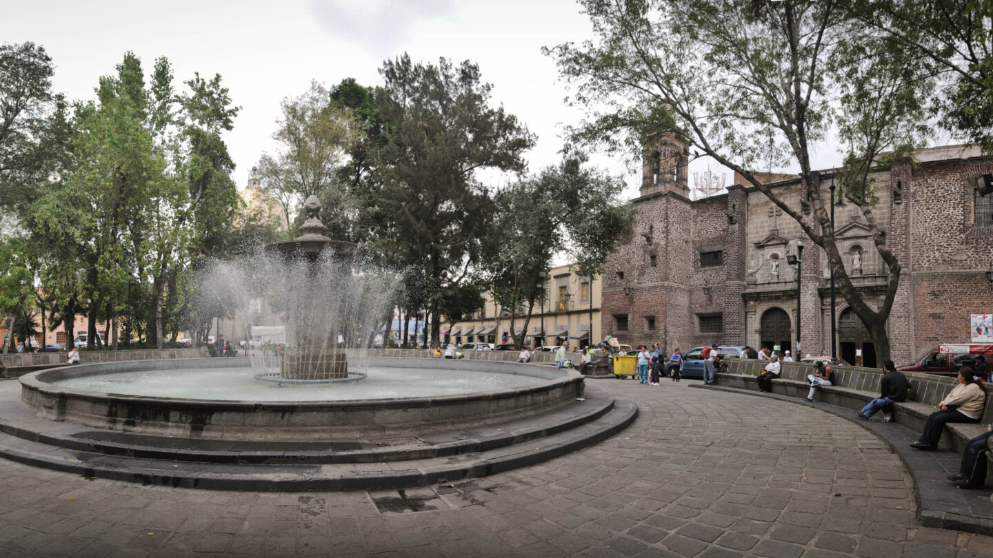 La Plaza Loreto donde los ciegos curan con los ojos en las manos |
