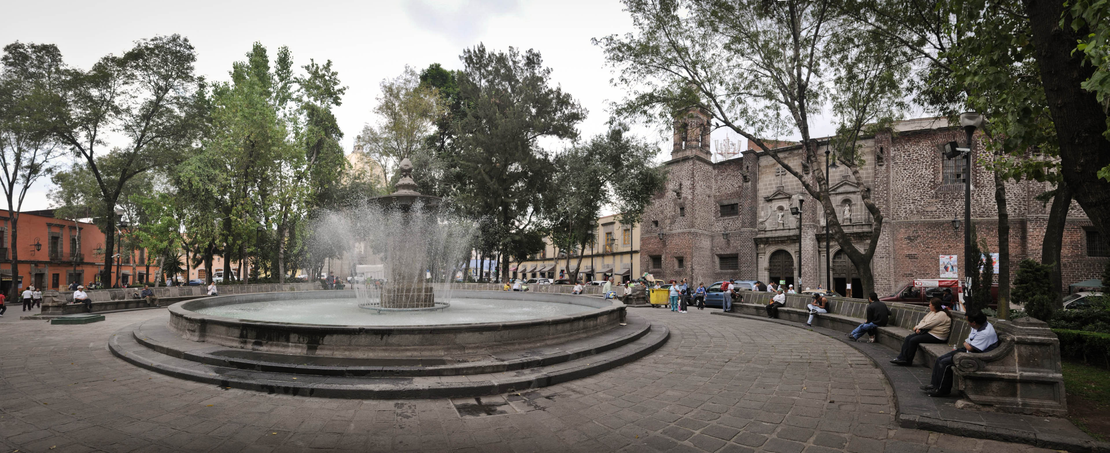 La Plaza Loreto, donde los ciegos curan con los ojos en las manos