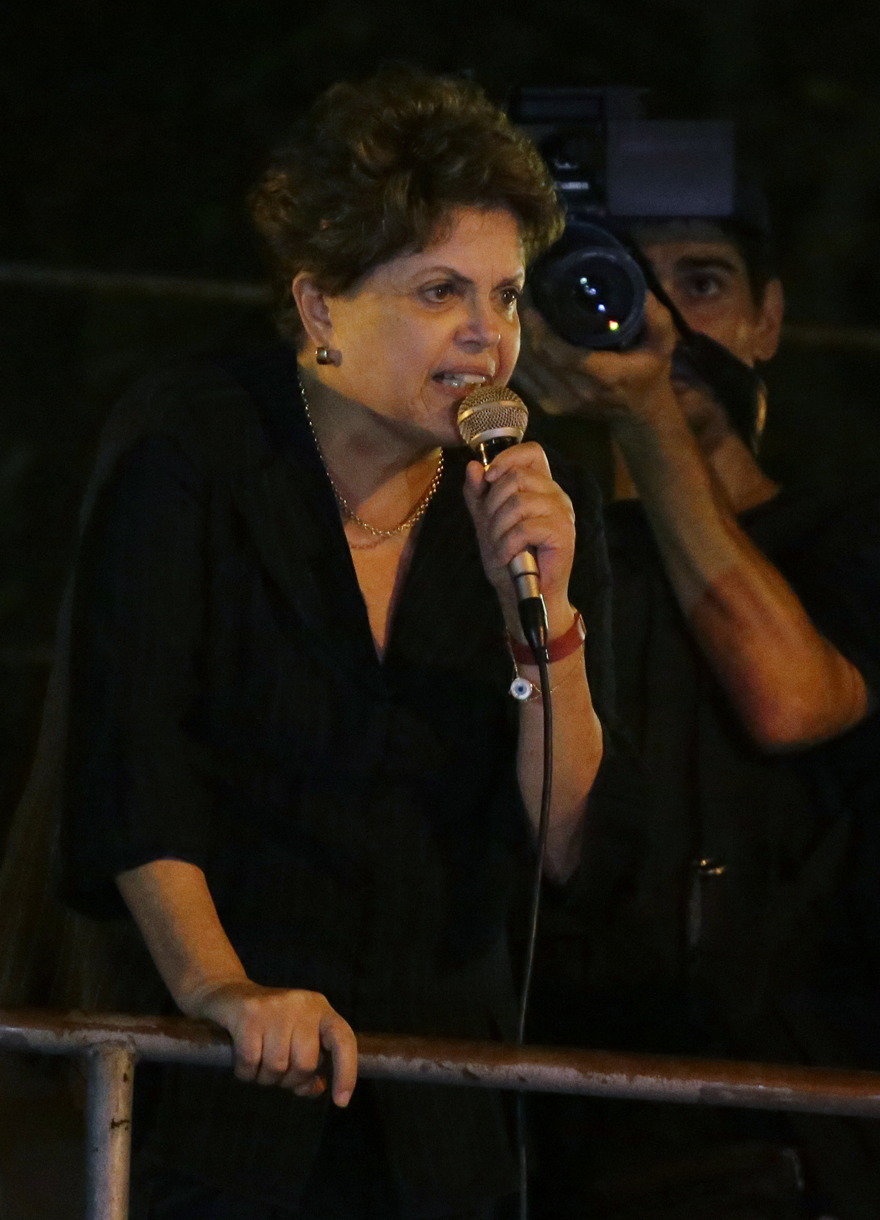 Dilma Rousseff, a los militantes del PT frente al refugio de Lula: "Seguiremos nuestra resistencia con valentía"