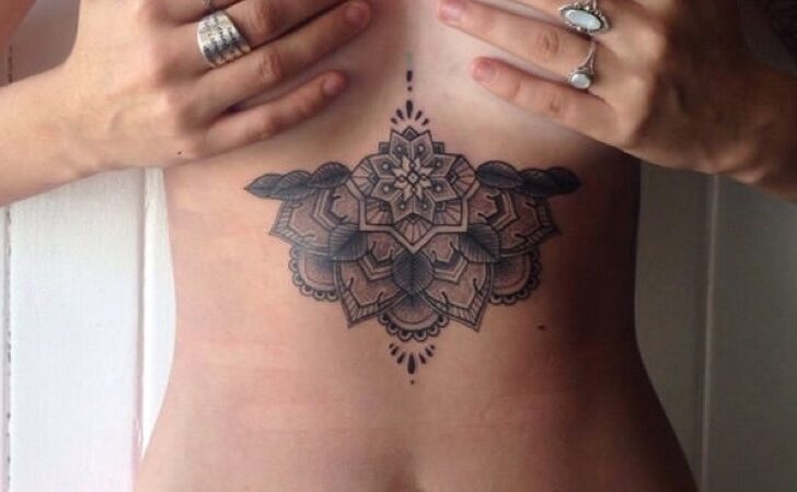 23 tatuajes maravillosos debajo de los pechos que te harán lucir única y súper especial