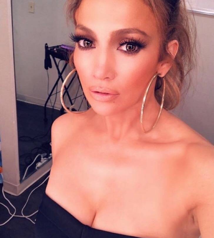 A sus 48 JLo deslumbra en Premios Billboard 2018 Hubo mucho brillo y una malla ajustadísima |