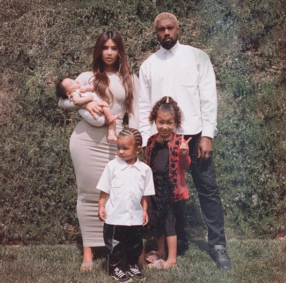 La primera foto familiar de los cinco Kardashian- West