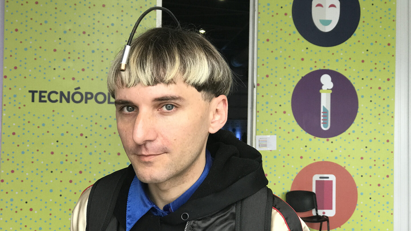 Neil Harbisson el cyborg que vive con una antena en la cabeza para escuchar los colores |