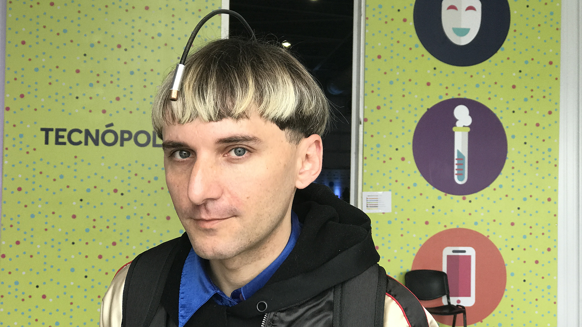 Neil Harbisson, el cyborg que vive con una antena en la cabeza para "escuchar" los colores