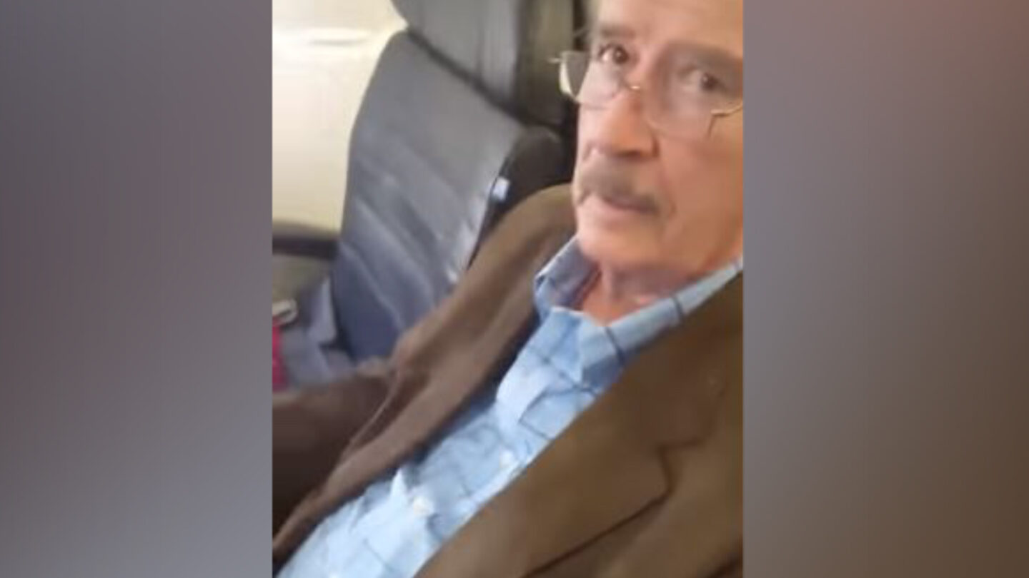 Al grito de Maldito una mujer encaró en un avión al ex presidente mexicano Vicente Fox |
