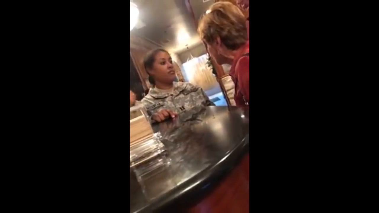 VIDEO | Anciana insultó y atacó a militar embarazada por ser afroamericana