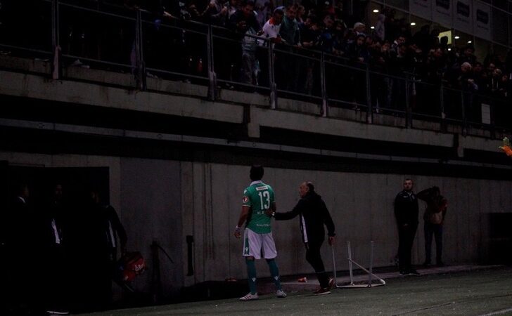 La última locura del “Loco”: Abreu se ofuscó y atacó a su propia hinchada ¡con una mesa!
