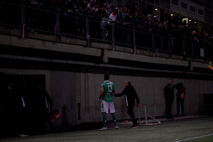 La última locura del “Loco”: Abreu se ofuscó y atacó a su propia hinchada ¡con una mesa!