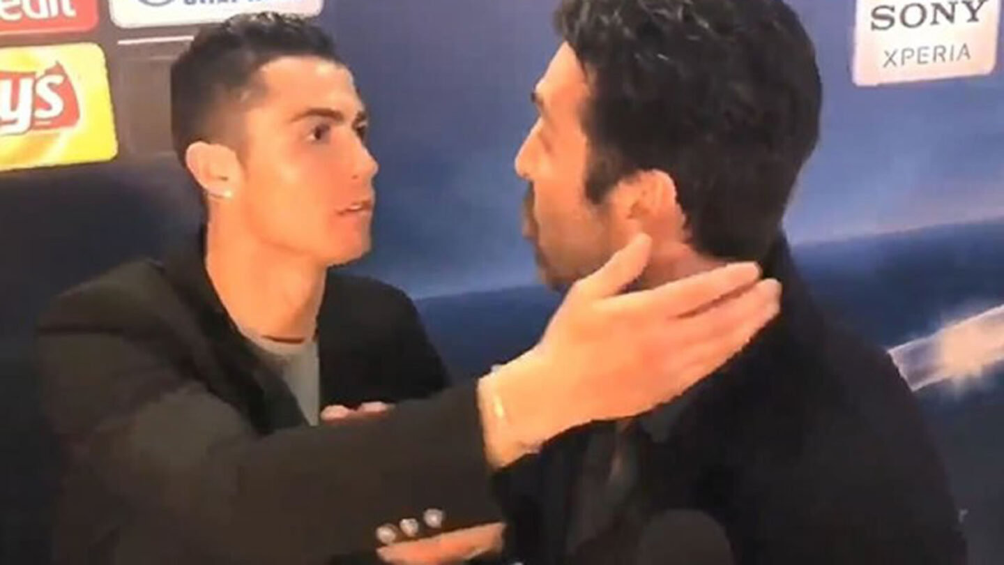 Abrazo y un curioso pedido de perdón así fue el cruce entre Cristiano y Buffon tras el polémico penal |