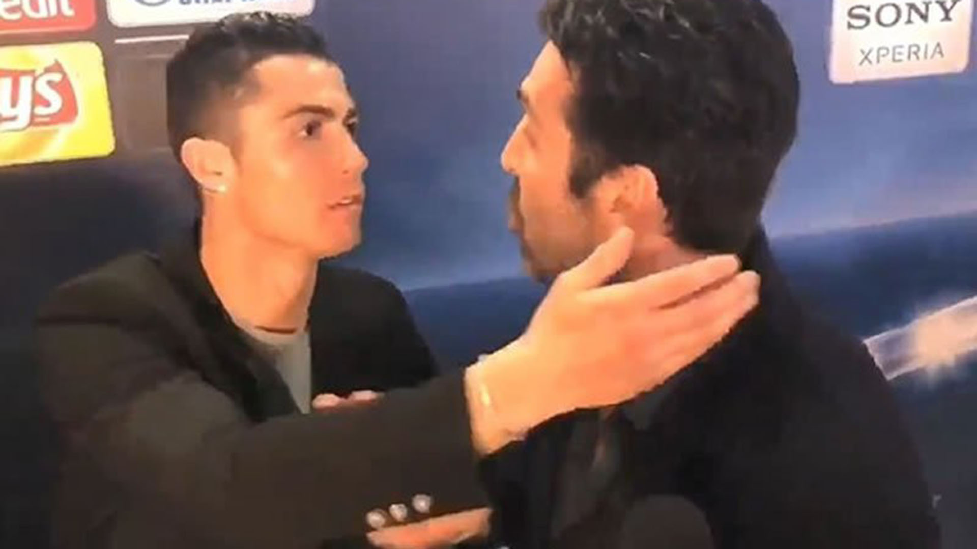 Abrazo y un curioso pedido de “perdón”: así fue el cruce entre Cristiano y Buffon tras el polémico penal