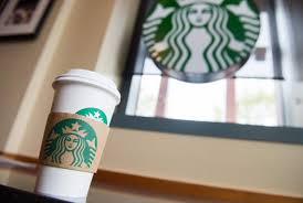 Starbucks cierra tiendas en Estados Unidos por racismo