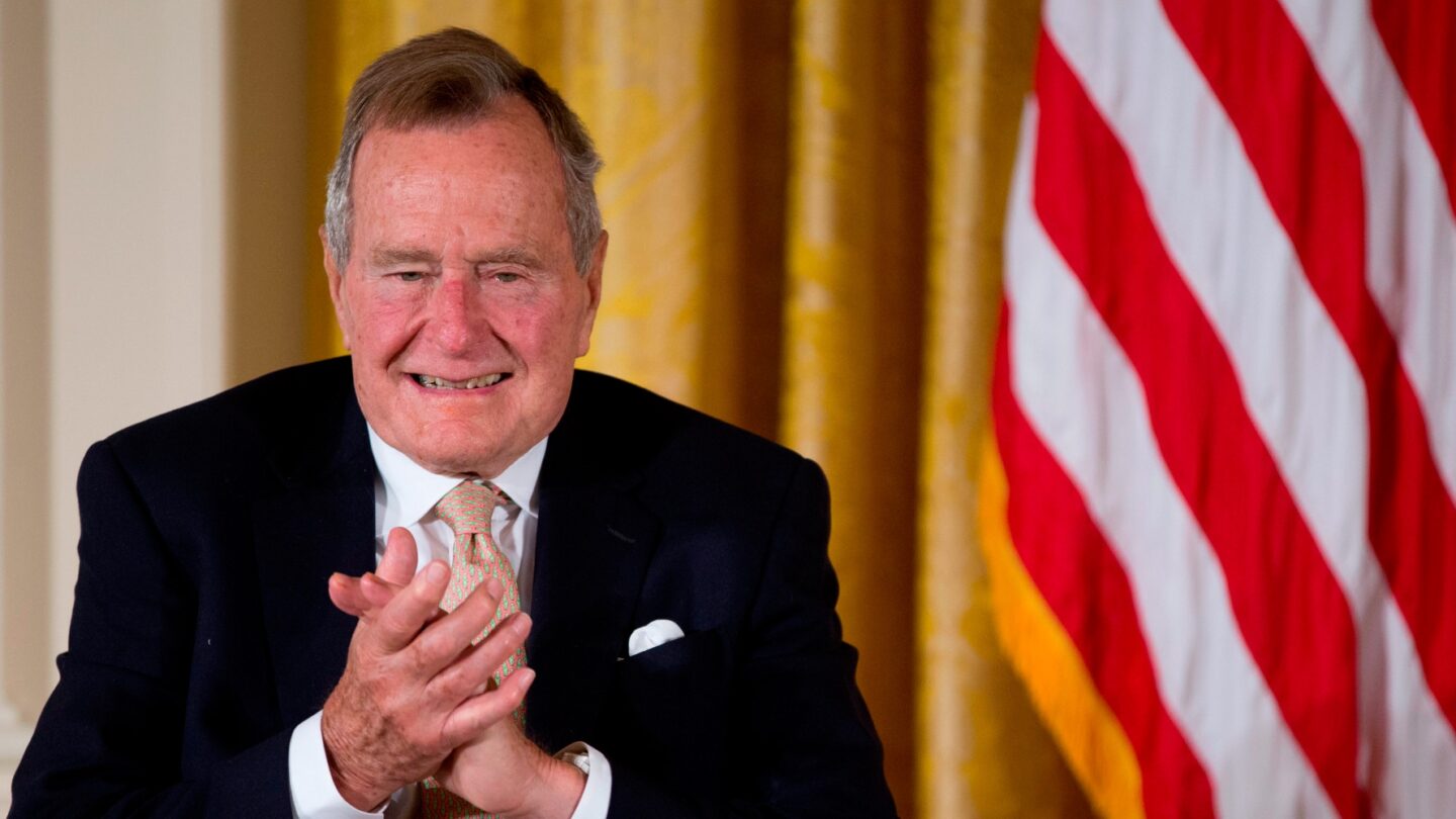 Hospitalizan en Houston a George Bush padre |