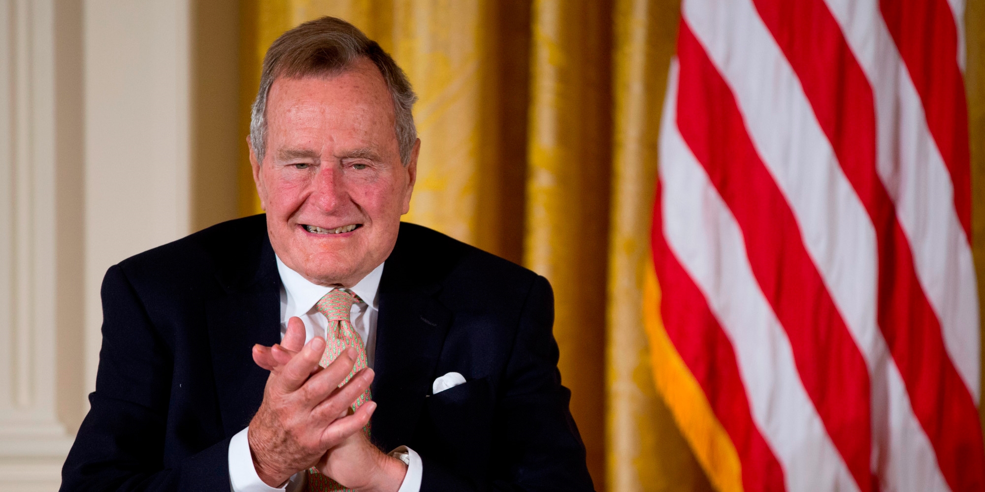 Hospitalizan en Houston a George Bush padre