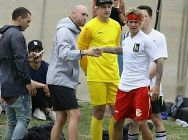 Justin bieber rompe celular a fan