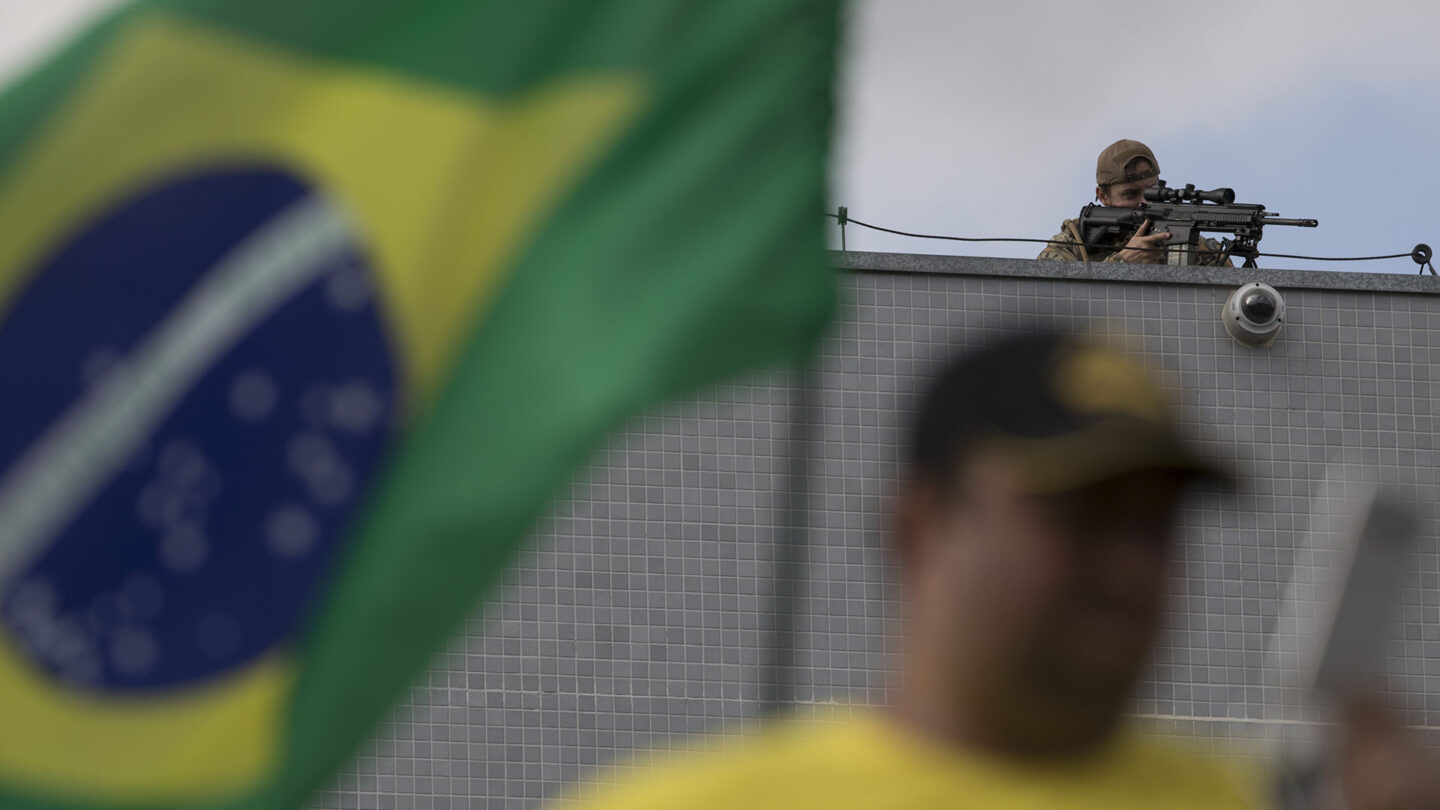Tensión frente a la cárcel de Curitiba donde Lula da Silva debe cumplir su condena |