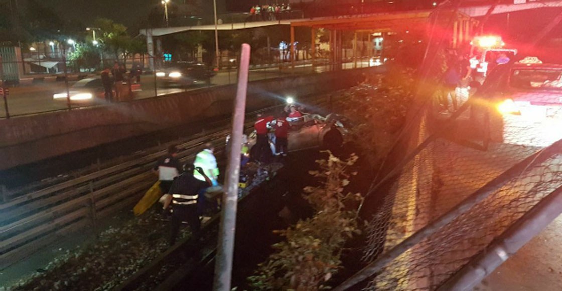 Un auto termina sobre las vías del Metro en CDMX y deja tres heridos