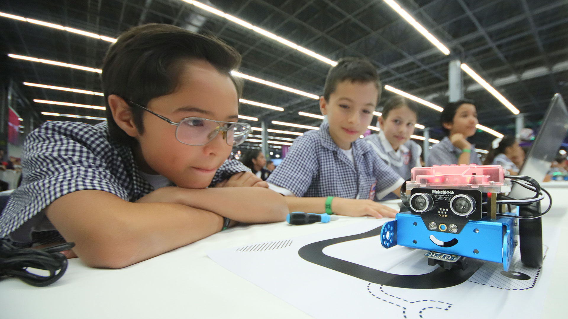 Niños mexicanos imponen récord Guinness en robótica en el Talent Land