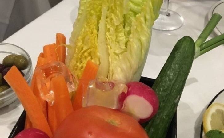 Pidió una ensalada y esto llegó a su mesa. Había una explicación para el tomate sin pelar y el hielo