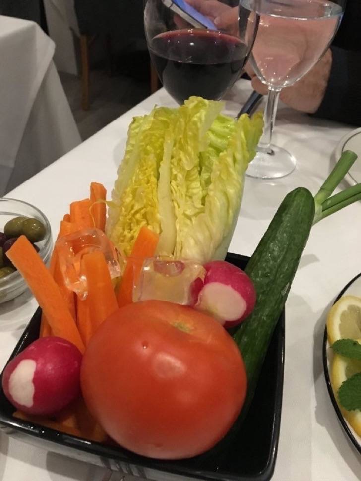 Pidió una ensalada y esto llegó a su mesa. Había una explicación para el tomate sin pelar y el hielo