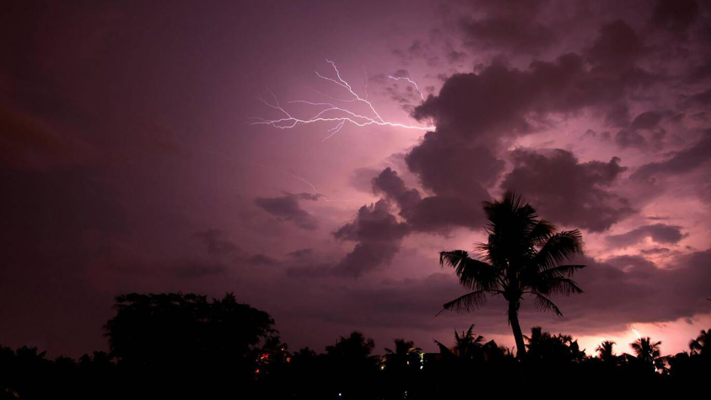 Un trágico temporal en el sur de la India registró 37 mil rayos en sólo 13 horas |