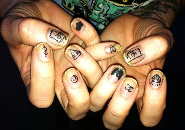 ¡La nueva tendencia en uñas es traerlas tatuadas!