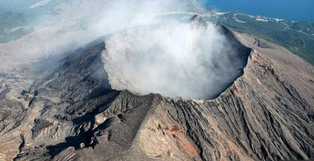 Primera vez en 250 años entra en erupción volcán en Japón