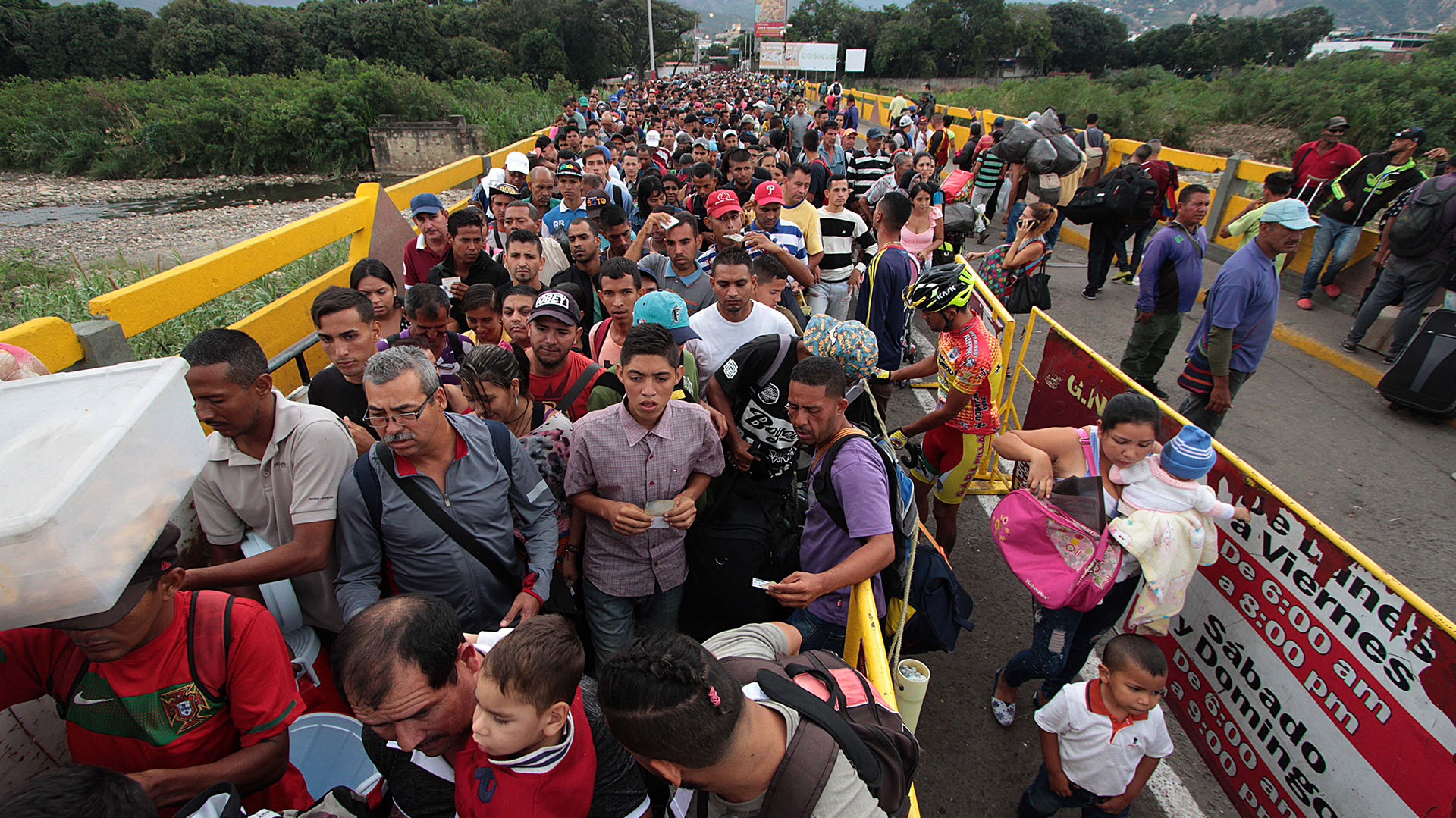 Unos 50.000 venezolanos llegan al día a Colombia para abastecerse de artículos de primera necesidad