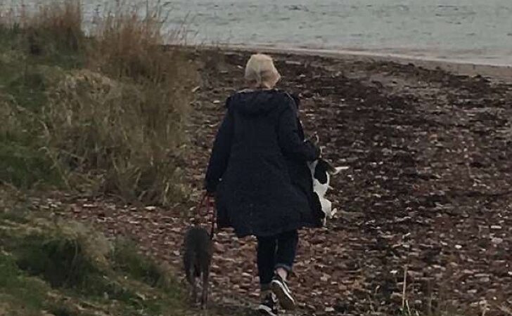 Ve cómo una mujer coge a su perro del collar y se lo lleva. Denunciarlo en Facebook le dio problemas