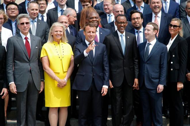 Macron recibe a Zuckerberg y a otros empresarios de internet en París