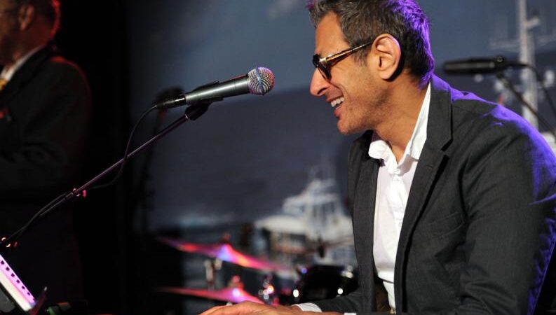 Jeff Goldblum prepara un álbum musical y nos confirma que el actor puede hacer absolutamente TODO