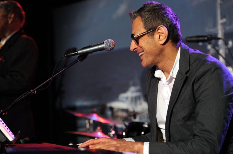 Jeff Goldblum prepara un álbum musical y nos confirma que el actor puede hacer absolutamente TODO