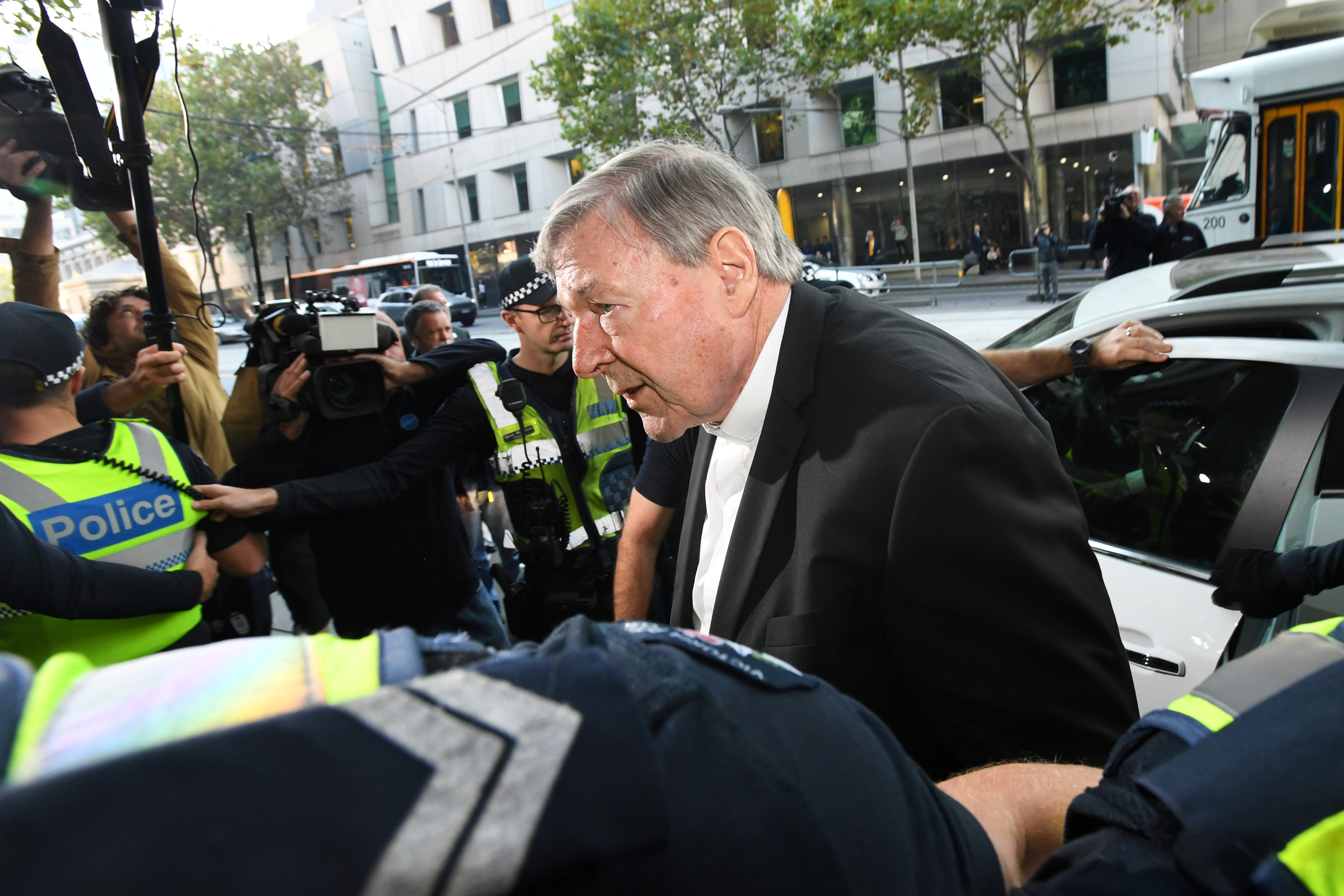 El cardenal australiano George Pell será juzgado por al menos una agresión sexual