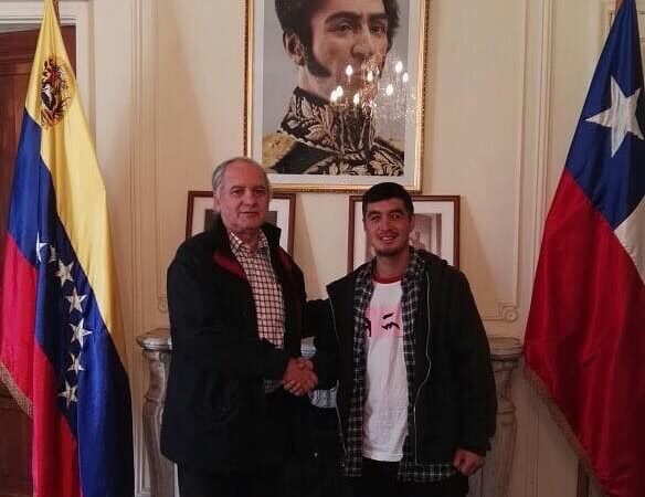 Gobierno venezolano enviará todos los libros incautados a rapero al regresar a Chile