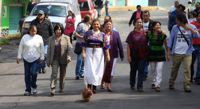 Ofrece Brugada rescatar espacios pÃºblicos de Iztapalapa