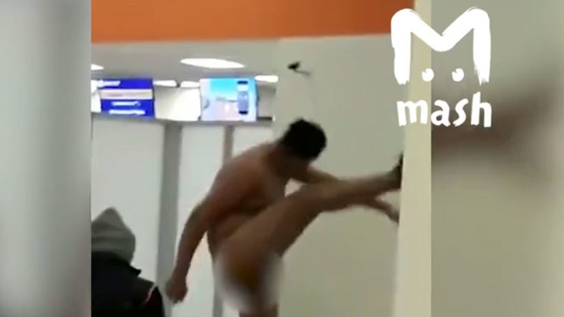 VIDEO | Un mexicano desnudo baila el cancán en público en un aeropuerto de Moscú