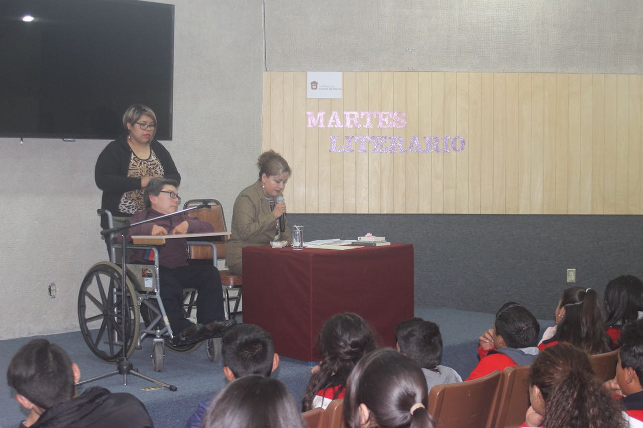 INSPIRA LETICIA ESTRELLA CON LECTURA POÉTICA EN MARTES LITERARIO