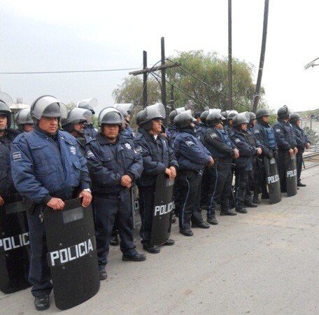 Relevan a 185 policías en México por sospecha de colusión con criminales