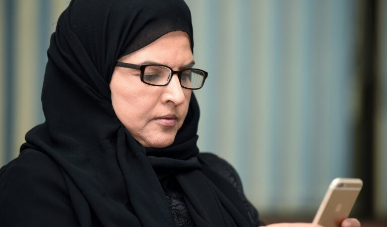 Detienen a feministas sauditas en vísperas de autorizar a las mujeres a conducir (HRW)